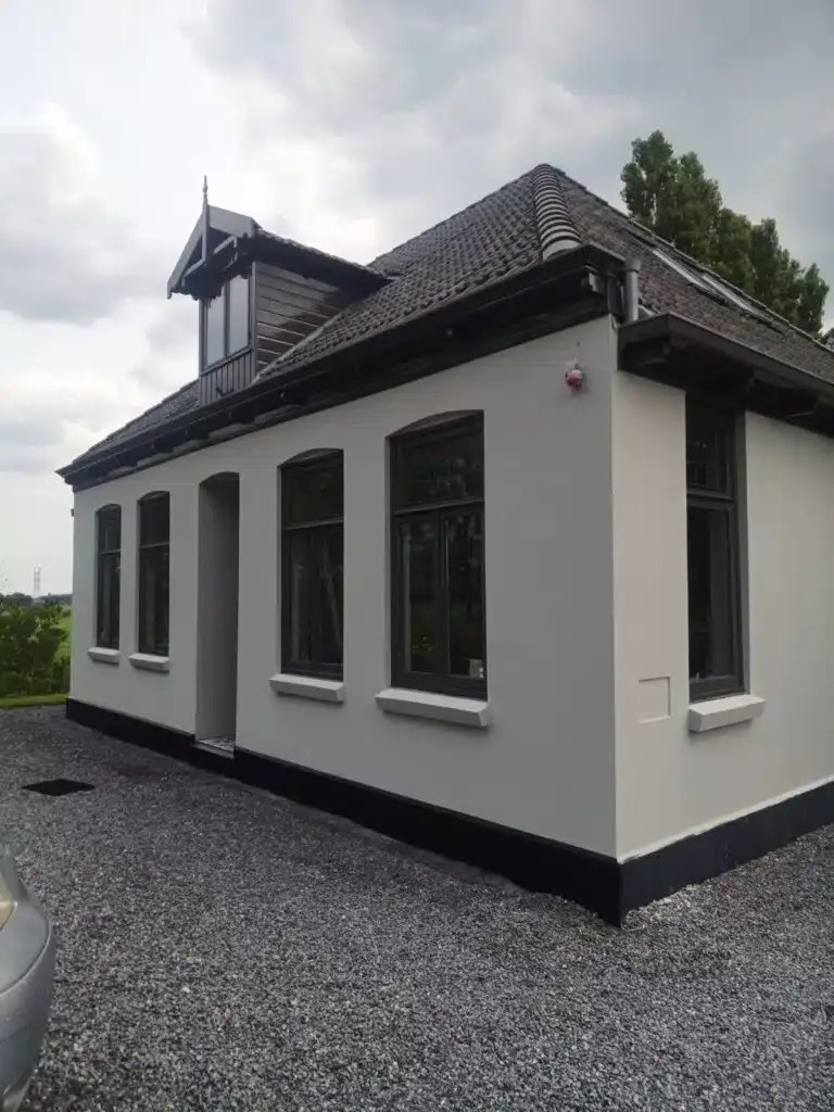 Buiten stucwerk woning door stukadoor